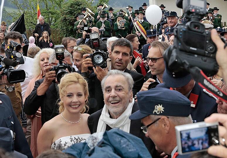 Maximilian Schell (82) hat seine mehr als 45 Jahre jüngere Freundin geheiratet. Die AZ-zeigt die besten Bilder von der Promi-Hochzeit!