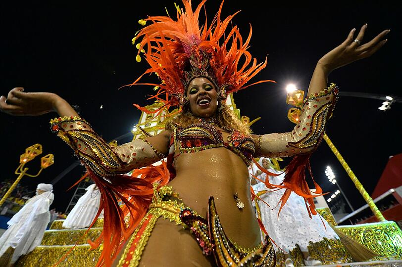 Ziemlich bunt, ziemlich heiß und ziemlich nackt: Beim Sambodromo tobt der brasilianische Karneval bei Temperaturen von über 30 Grad. Die Bilder.