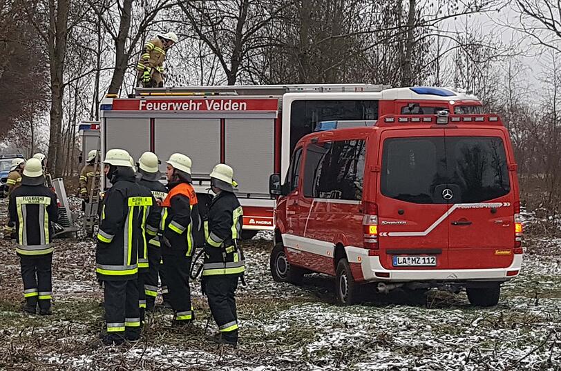 Ein Großaufgebot an Rettungskräften war in Velden im Einsatz, nachdem ein Auto in der Vils gefunden worden war.