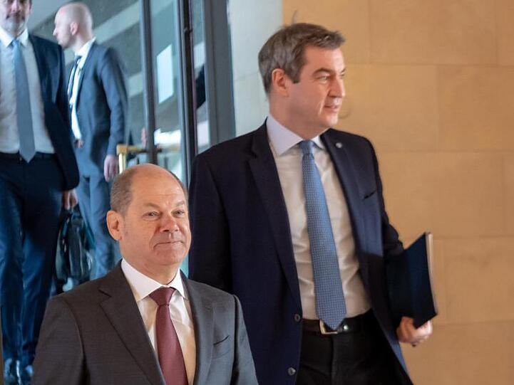 Bundesfinanzminister Olaf Scholz (l) und Bayerns Ministerpräsident Markus Söder in München.