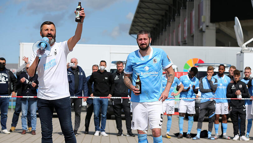 Prost! Der Löwen-Trainer Michael Köllner mit Torjäger Sascha Mölders. Prost! Der Löwen-Trainer Michael Köllner mit Torjäger Sascha Mölders.