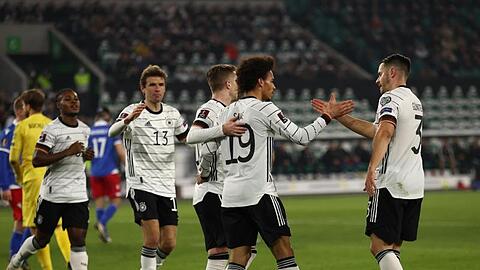 Die deutschen Spieler feiern ein weiteres Tor gegen Liechtenstein.