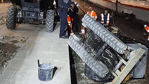 Ein Bagger stürzte am Münchner Hauptbahnhof mit vollbeladener Schaufel ins Gleisbett.