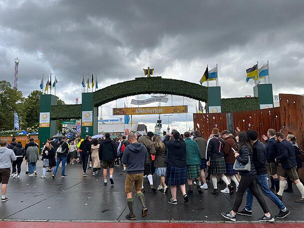 Trotz des Regens wird der Ansturm aufs Oktoberfest größer.