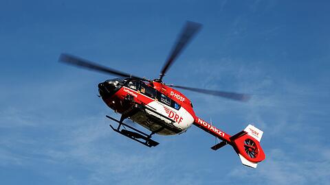 Der Unfallverursacher musste mit einem Hubschrauber in eine Münchner Klinik gebracht werden,.  (Symbolbild)