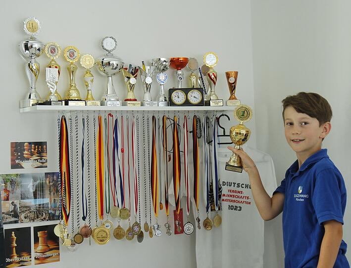 Sein Talent und Fleiß haben sich ausgezahlt: In zwei Jahren hat der siebenjährige Moritz Benischke 14 Pokale, 26 Bronze-, Silber- und Goldmedaillen erspielt.