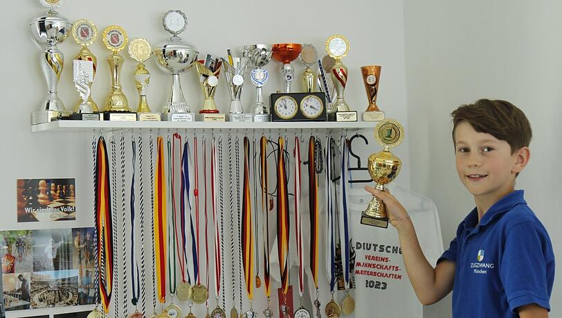 Sein Talent und Fleiß haben sich ausgezahlt: In zwei Jahren hat der siebenjährige Moritz Benischke 14 Pokale, 26 Bronze-, Silber- und Goldmedaillen erspielt. Sein Talent und Fleiß haben sich ausgezahlt: In zwei Jahren hat der siebenjährige Moritz Benischke 14 Pokale, 26 Bronze-, Silber- und Goldmedaillen erspielt.
