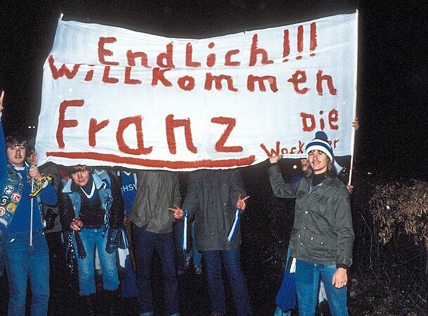 Und plötzlich war auch der blaue Fußball-Norden der Bundesliga-Republik ganz franzophil: Die HSV-Fans bei der Beckenbauer-Ankunft 1980.