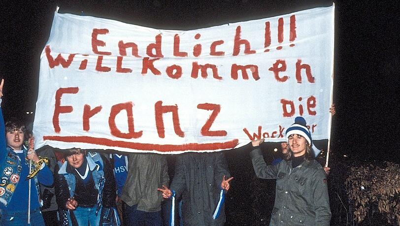 Und plötzlich war auch der blaue Fußball-Norden der Bundesliga-Republik ganz franzophil: Die HSV-Fans bei der Beckenbauer-Ankunft 1980. Und plötzlich war auch der blaue Fußball-Norden der Bundesliga-Republik ganz franzophil: Die HSV-Fans bei der Beckenbauer-Ankunft 1980.