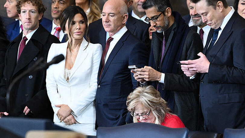 Stelldichein der reichsten Männer der Welt bei der Amtseinführung von US-Präsident Donald Trump im Januar (v.l.): Meta-Chef Mark Zuckerberg, Amazon-Gründer Jeff Bezos mit seiner Frau Lauren, Google-CEO Sundar Pichai und Tesla-Chef Elon Musk. Stelldichein der reichsten Männer der Welt bei der Amtseinführung von US-Präsident Donald Trump im Januar (v.l.): Meta-Chef Mark Zuckerberg, Amazon-Gründer Jeff Bezos mit seiner Frau Lauren, Google-CEO Sundar Pichai und Tesla-Chef Elon Musk.