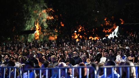 Zahlreiche Menschen nehmen an einer Mahnwache zum Nationalen Gedenktag f&uuml;r die Opfer und &Uuml;berlebenden des Anschlags am Bondi Beach in Sydney teil.