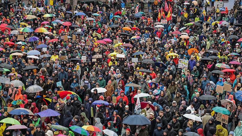 In Deutschland leben mehr als 80 Millionen Menschen. Laut einer Prognose könnte die Zahl in den kommenden Jahren sinken. In Deutschland leben mehr als 80 Millionen Menschen. Laut einer Prognose könnte die Zahl in den kommenden Jahren sinken.
