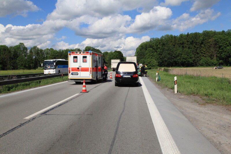 Schwerer Unfall auf der A 8: Ein Audi rast ins Stauende. Der Fahrer kommt ums Leben. Die Bilder