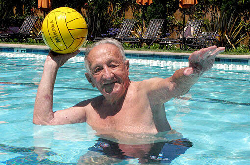 Der ungarische Wasserballspieler Alex Tarics wirft in einem Pool in Belvedere (USA) einen Wasserball. 1936 holt Tarics in Berlin olympisches Gold.