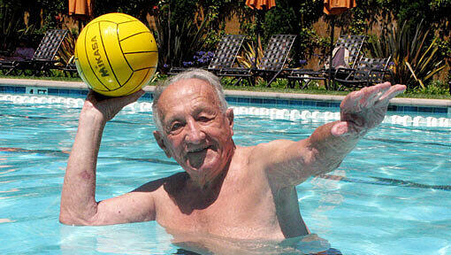 Der ungarische Wasserballspieler Alex Tarics wirft in einem Pool in Belvedere (USA) einen Wasserball. 1936 holt Tarics in Berlin olympisches Gold. Der ungarische Wasserballspieler Alex Tarics wirft in einem Pool in Belvedere (USA) einen Wasserball. 1936 holt Tarics in Berlin olympisches Gold.