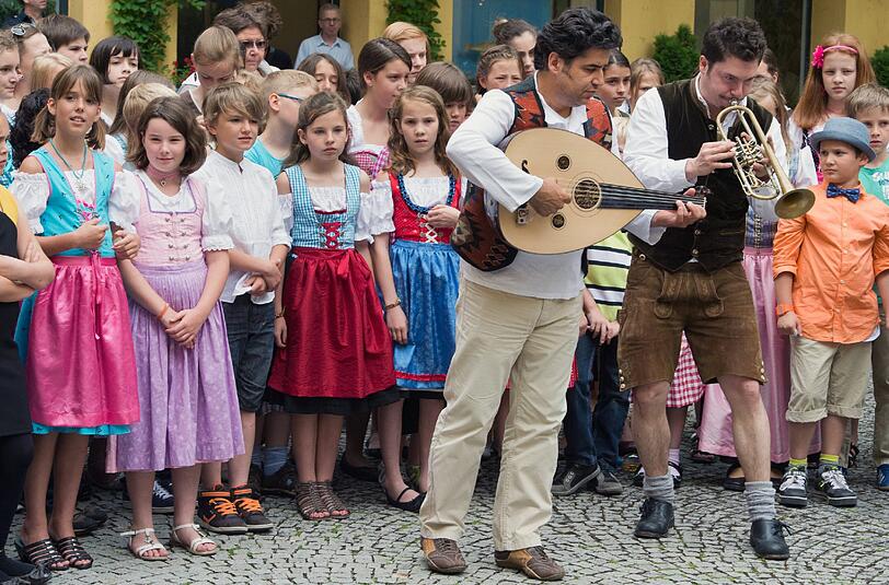 160 Schüler aus 24 Nationen singen am 11.07.2013 im Theatinerhof in München (Bayern) gemeinsam türkische und bayerische Volkslieder.