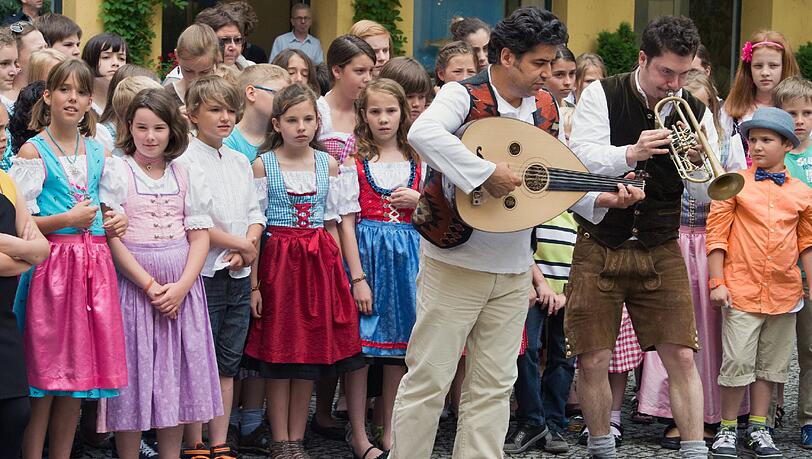 160 Schüler aus 24 Nationen singen am 11.07.2013 im Theatinerhof in München (Bayern) gemeinsam türkische und bayerische Volkslieder. 160 Schüler aus 24 Nationen singen am 11.07.2013 im Theatinerhof in München (Bayern) gemeinsam türkische und bayerische Volkslieder.