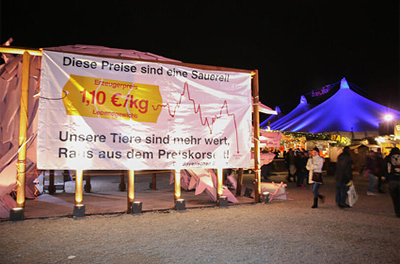 Mit der Aktion wollen sie gegen die dramatisch sinkenden Erzeugerpreise protestieren.