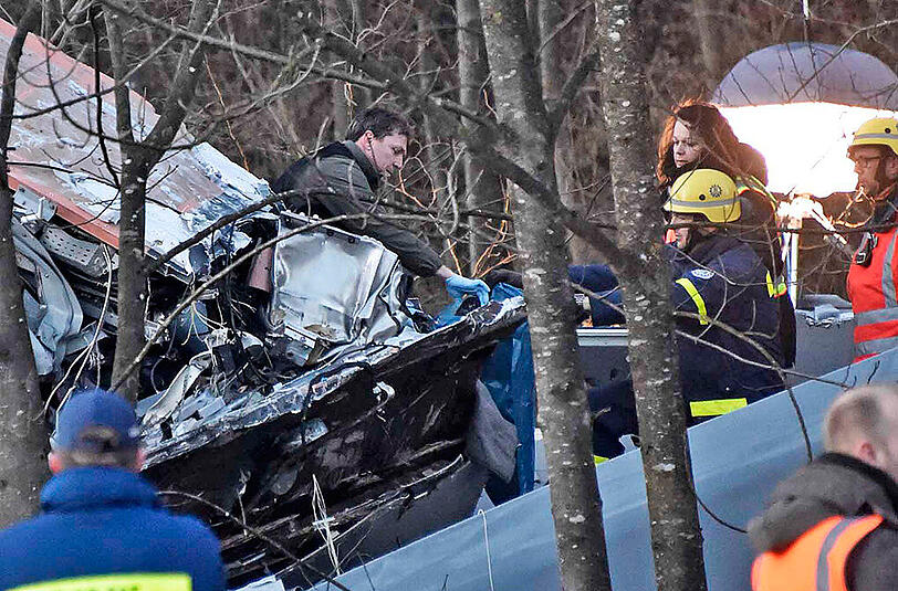 So kompliziert verläuft die Bergung der ineinander verkeilten Unglückszüge.