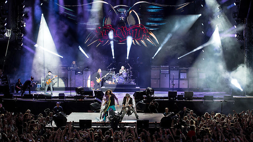 Ob der Name "Aero-Vederci Baby" wirklich Programm ist? Die Rocker haben jedenfalls extrem viel Spaß an ihrem Job. Und vielleicht überlegen sie es sich ja doch noch einmal anders. Die Bilder vom Mega-Gig auf dem Königsplatz sprechen Bände...
