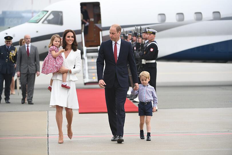 William, Kate und die beiden Kids George und Charlotte: Die Royal-Family ist in Warschau gelandet.