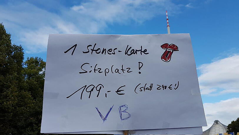 Das Warten auf die alten Herren. Vor Beginn des Konzerts der Rolling Stones in München stehen Fans vor dem Olympiastadion.