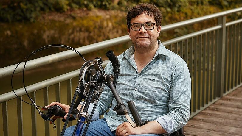 Der Münchner Schriftsteller Maximilian Dorner und sein Rollstuhl. Foto: Conny Mirbach