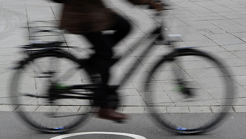Kurz nach der Einmündung zur Meichelbeckstraße stürzte die 88-Jährige vom Rad. (Symbolbild) Kurz nach der Einmündung zur Meichelbeckstraße stürzte die 88-Jährige vom Rad. (Symbolbild)