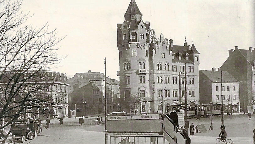 Früheres Wahrzeichen des Rotkreuzplatzes: Der Turm der alten Winthir-Apotheke an der Ecke Leonrodstraße/Nymphenburger Straße stand bis 1944. Im Vordergrund parkt ein Doppeldeckerbus. Früheres Wahrzeichen des Rotkreuzplatzes: Der Turm der alten Winthir-Apotheke an der Ecke Leonrodstraße/Nymphenburger Straße stand bis 1944. Im Vordergrund parkt ein Doppeldeckerbus.