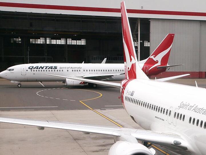 Zwei 737-Jets der australischen Fluggesellschaft Qantas rangieren auf dem Sydney Airport.