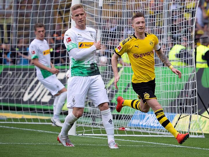 BVB-Kapitän Marco Reus (r) feiert sein Tor zum 2:0 in Gladbach.