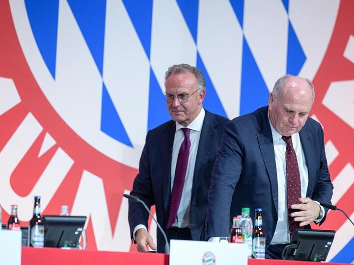 Vorstandschef Karl-Heinz Rummenigge (l) und Vereinspräsident Uli Hoeneß bei der Jahreshauptversammlung des FC Bayern München.