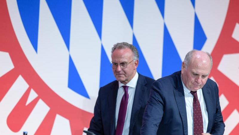 Vorstandschef Karl-Heinz Rummenigge (l) und Vereinspräsident Uli Hoeneß bei der Jahreshauptversammlung des FC Bayern München. Vorstandschef Karl-Heinz Rummenigge (l) und Vereinspräsident Uli Hoeneß bei der Jahreshauptversammlung des FC Bayern München.