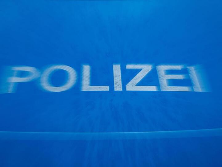 Schriftzug "Polizei" auf der Motorhaube eines Funkstreifenwagens. Foto: Jens Büttner/Archivbild