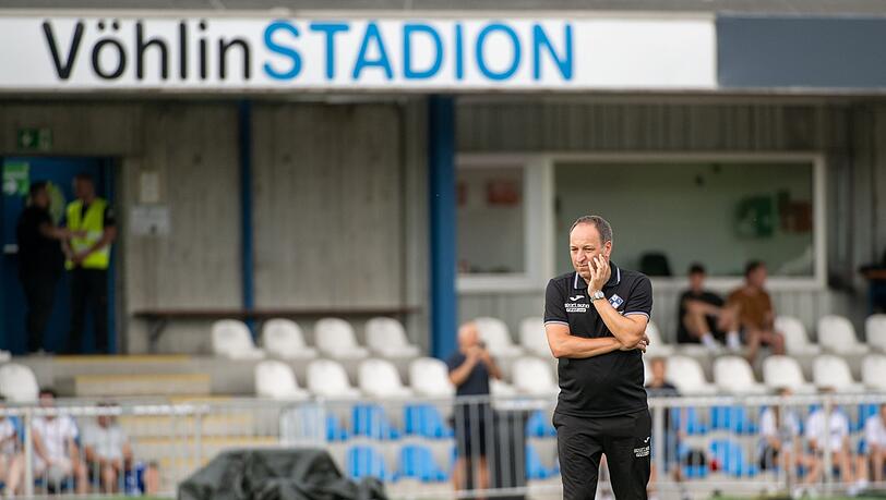 Illertissens Trainer Holger Bachthaler steht auf dem Platz.