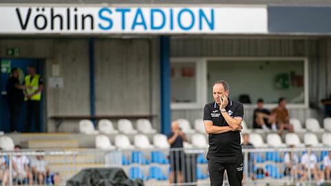 Illertissens Trainer Holger Bachthaler steht auf dem Platz.