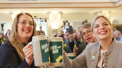 Aus dem Bundestag nach Landshut: Gr&uuml;nen-Fraktionschefin Katharina Dr&ouml;ge (l.) besucht den Politischen Aschermittwoch ihrer Partei.