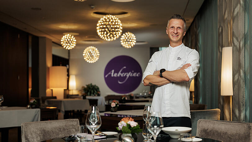Maximilian Moser in seinem Restaurant Aubergine. Dieses befindet sich im Hotel Vier Jahreszeiten in Starnberg.