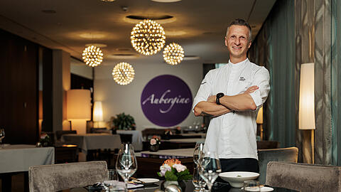 Maximilian Moser in seinem Restaurant Aubergine. Dieses befindet sich im Hotel Vier Jahreszeiten in Starnberg.