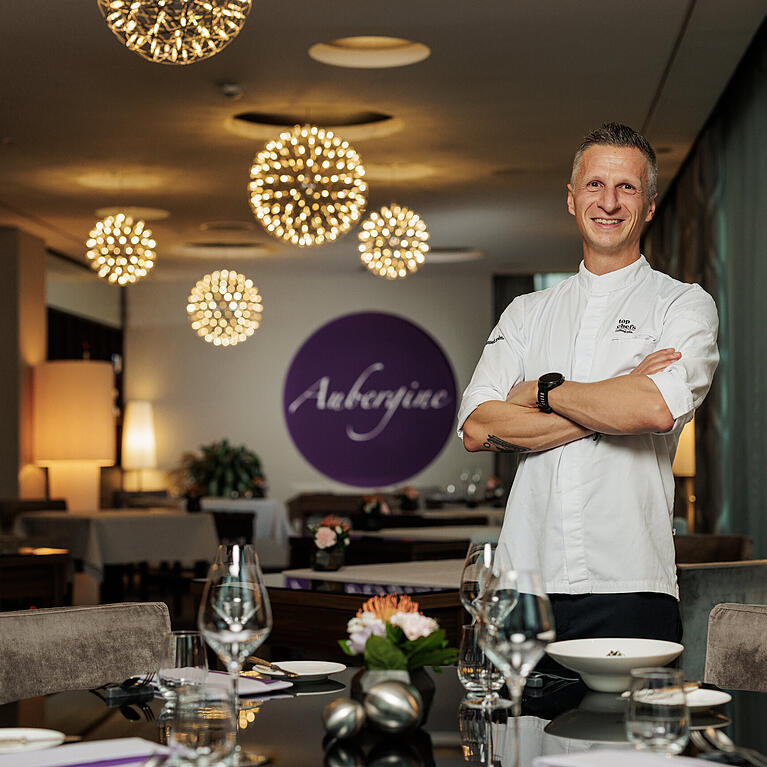Maximilian Moser in seinem Restaurant Aubergine. Dieses befindet sich im Hotel Vier Jahreszeiten in Starnberg.
