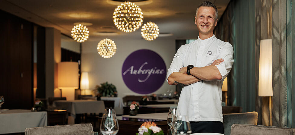 Maximilian Moser in seinem Restaurant Aubergine. Dieses befindet sich im Hotel Vier Jahreszeiten in Starnberg.