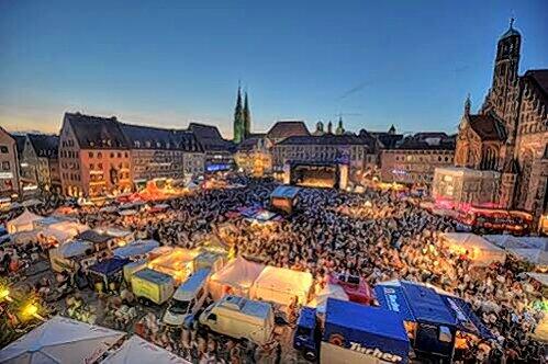 Im wahrsten Sinne des Wortes verzaubernd: der Hauptmarkt während des Bardentreffens.