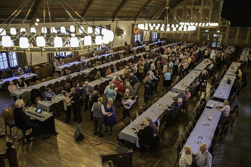 Hier geht's hoch her: Impressionen vom Seniorentanz im Hofbräuhaus.