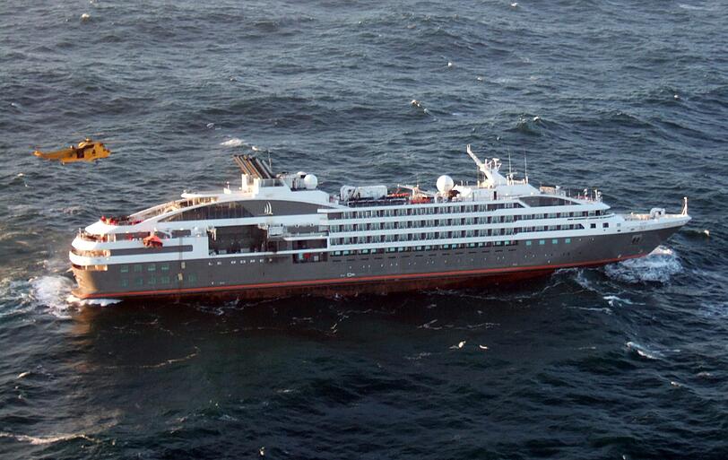 Ein britischer Militärhubschrauber schwebt über dem havarierten Kreuzfahrtschiff "Le Boréal", um Passagiere in Sicherheit zu bringen.