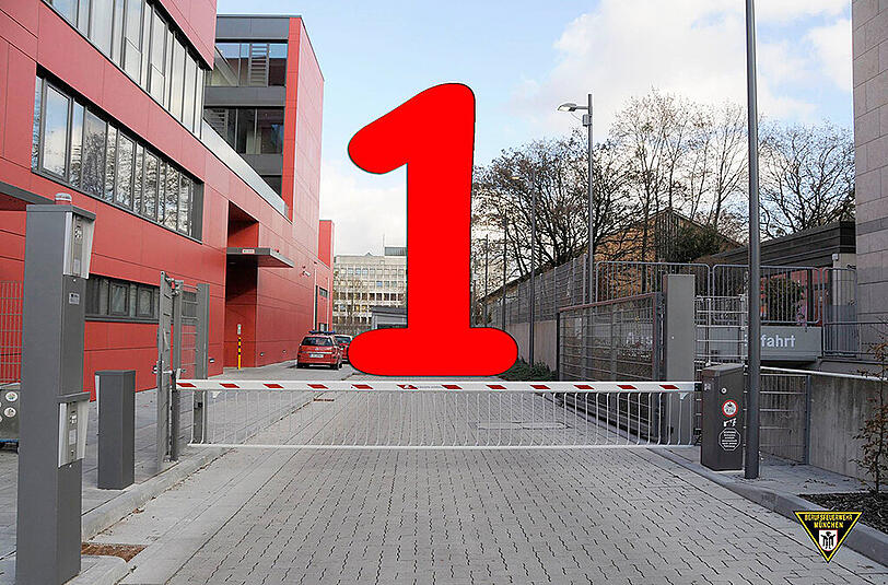 Die erste "Tür" öffnet die Schranke zur Feuerwacht vier in Schwabing.