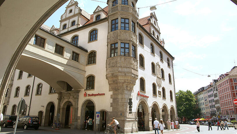 Erst jetzt wurde bekannt: Die Stadt zahlt bereits seit mehreren Monaten Strafzinsen bei ihrer eigenen Bank.
