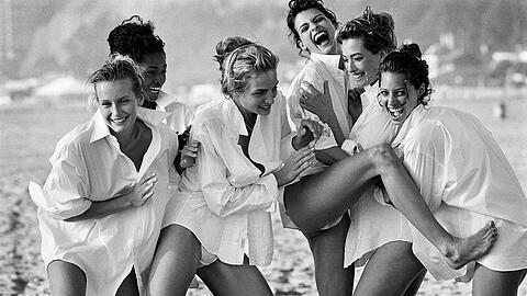 Ein Foto aus Peter Lindberghs Ausstellung in der Kunsthalle (v.l.): die Models Estelle Léfebure, Karen Alexander, Rachel Williams, Linda Evangelista, Tatjana Patitz und Christy Turlington1988 in Malibu. In der Ausstellung werden seine besten Fotografien unter anderem aus der Ära der Supermodels gezeigt.