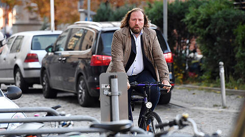 Anton Hofreiter, Fraktionschef der Grünen, radelt zum Bundestag.