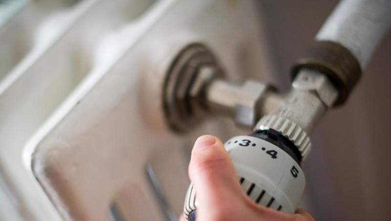 Eine Frau dreht am Thermostat einer Heizung. Foto: Ole Spata/Archiv Eine Frau dreht am Thermostat einer Heizung. Foto: Ole Spata/Archiv
