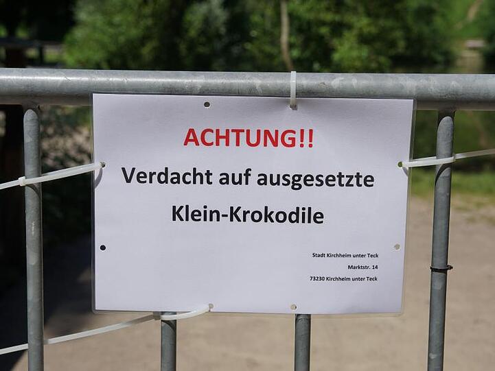 "Achtung!! Verdacht auf ausgesetzte Klein-Krokodile" - mit diesem Warnhinweis hat die Stadt Kirchheim unter Teck den Bereich um die Bürgerseen abgesperrt.